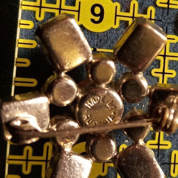 Vintage Crystal Snowflake pin - Picture 4 of 4